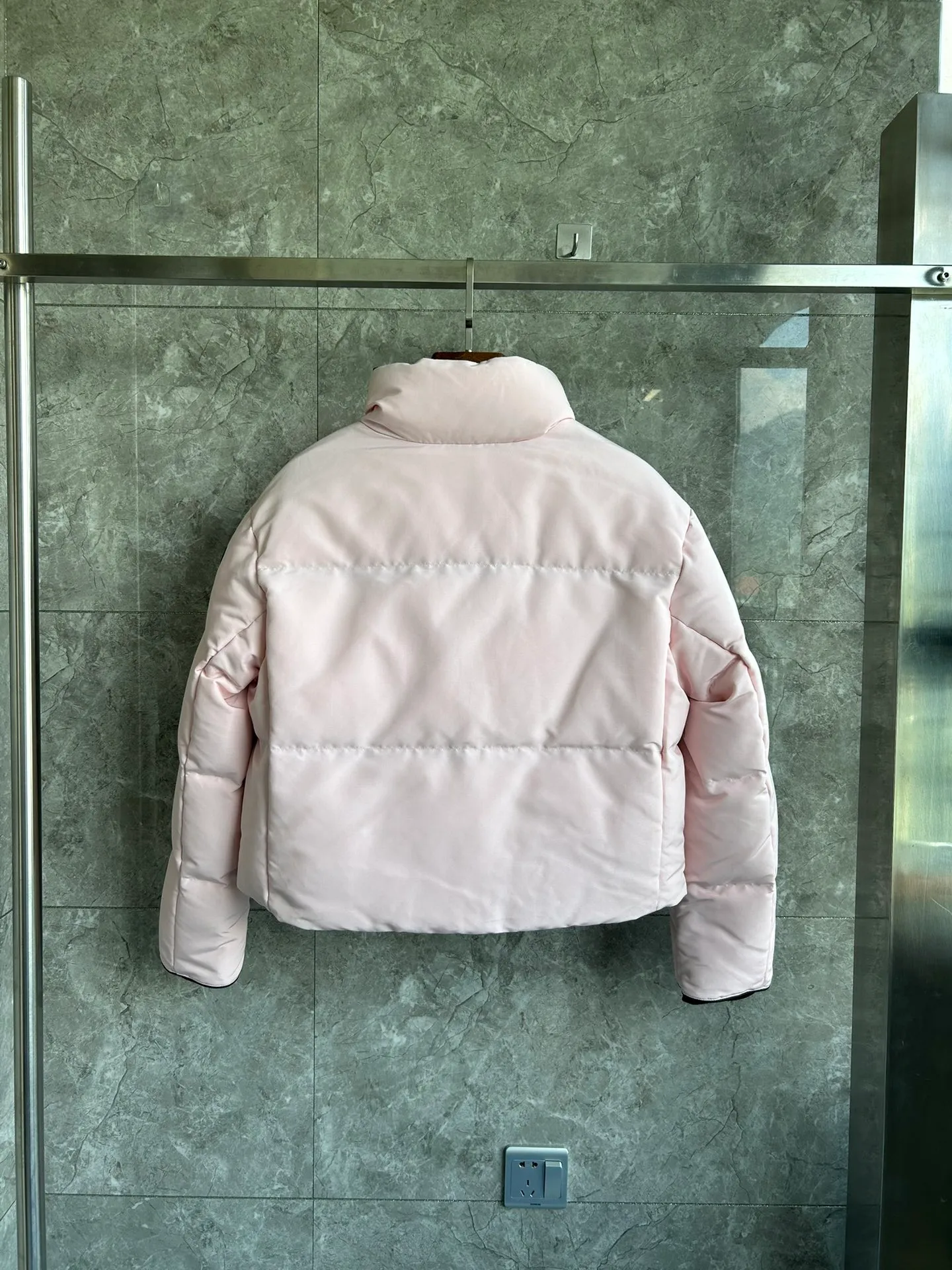 P880 E2266WB Grandview black label short jacket down jacket. Constructed from Arctic Tech recycled fabric®, it features a cinchable hem for sleek styling and storage. Color: Soft pink. Size: XS S M L XL.
